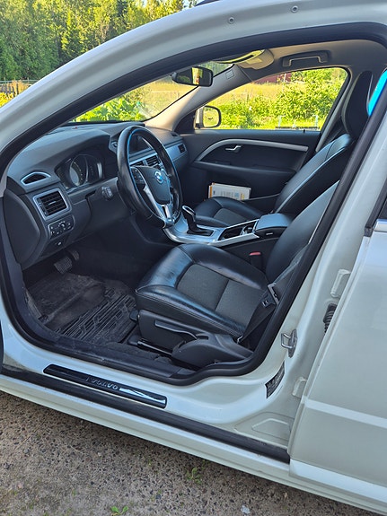 Volvo V70 2 of 5
