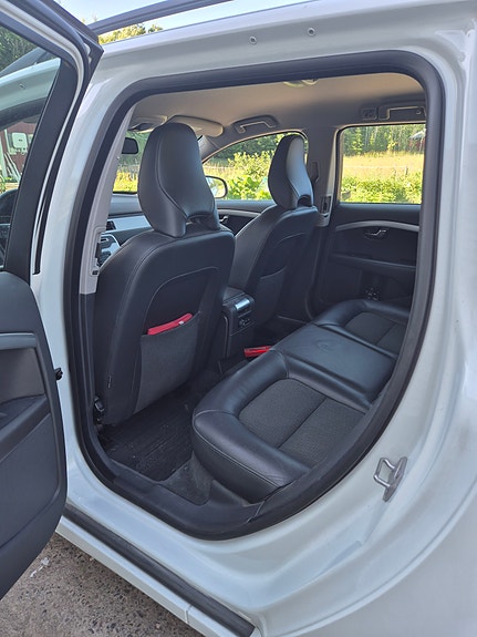 Volvo V70 3 of 5