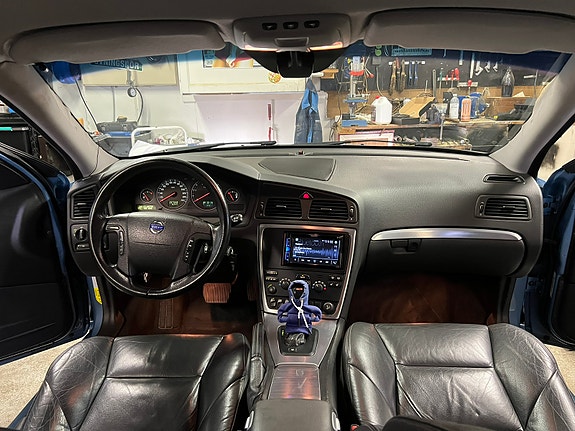Volvo V70 3 of 4