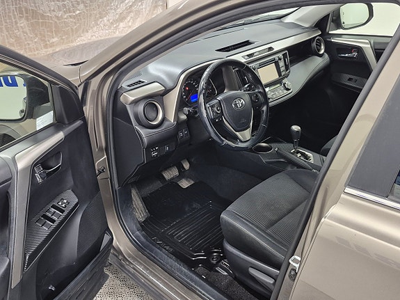 Toyota RAV4 2 of 10