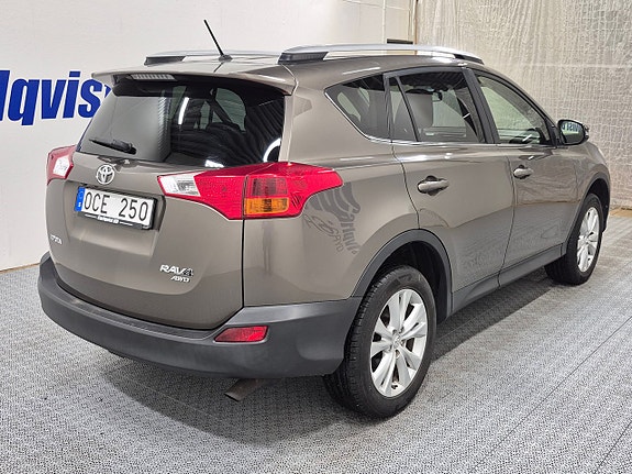 Toyota RAV4 4 of 10