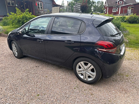 Peugeot 208 4 of 5