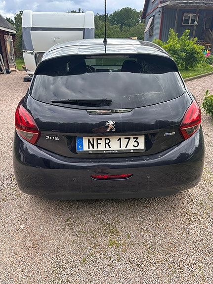 Peugeot 208 2 of 5
