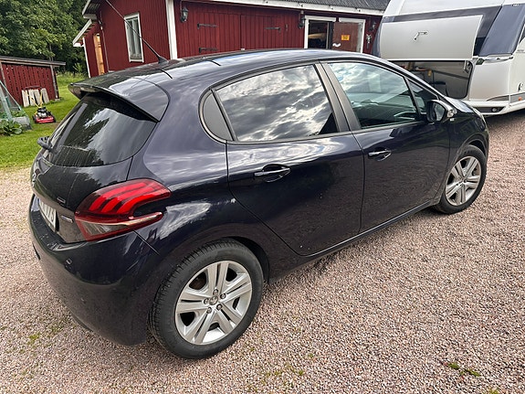 Peugeot 208 3 of 5