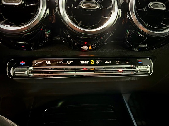 Mercedes-Benz GLB200 5 of 18