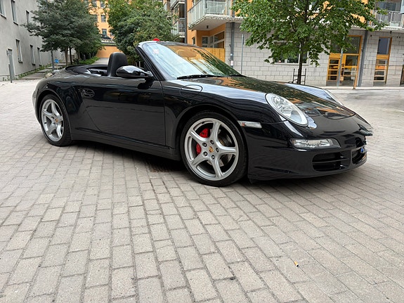 Porsche 911 Carrera 4S 2 of 5