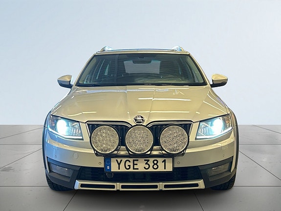 Skoda Octavia Scout 2 of 5