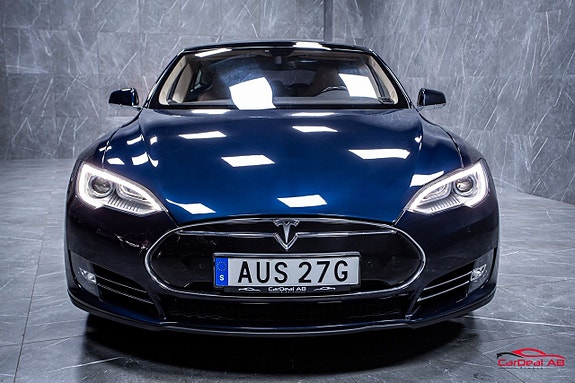 Tesla Model S 2 of 5