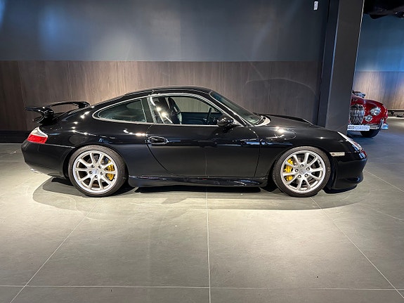 Porsche 911 Carrera 4 of 5