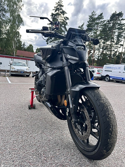 Yamaha MT-09 Y-AMT 2 of 14