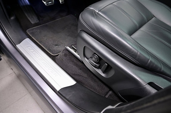 Land Rover Range Rover Sport 24 of 30