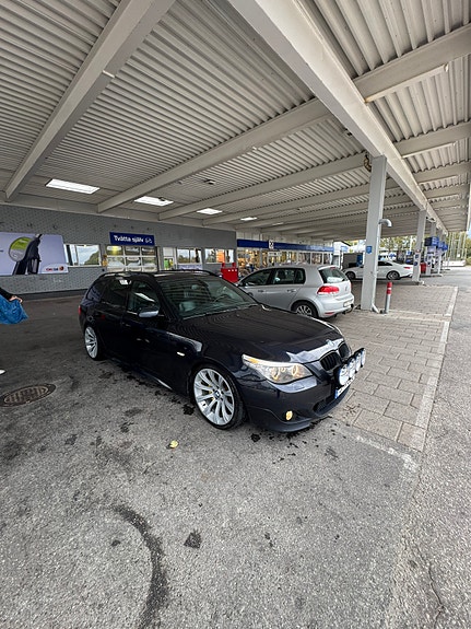 BMW 520d 2 of 5