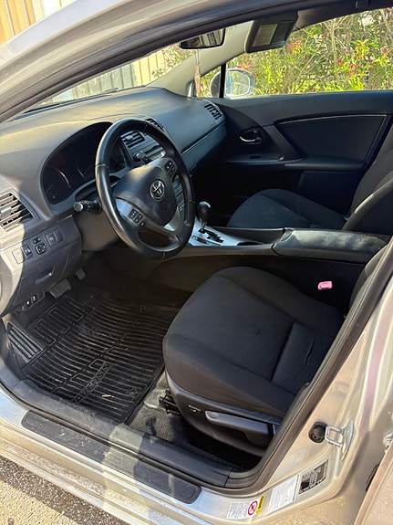 Toyota Avensis 2 of 2