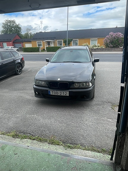 BMW 520i 2 of 16