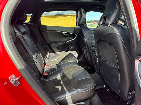 Volvo V40 14 of 19