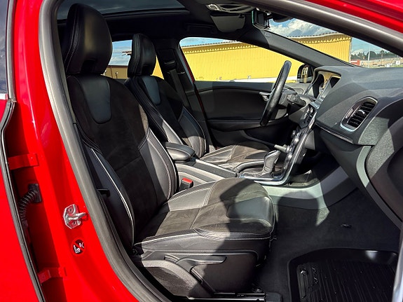 Volvo V40 12 of 19