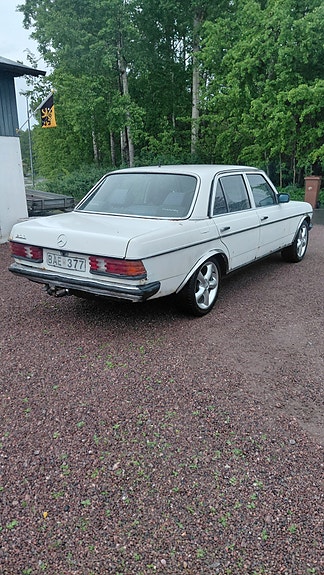 Mercedes-Benz 200 3 of 5