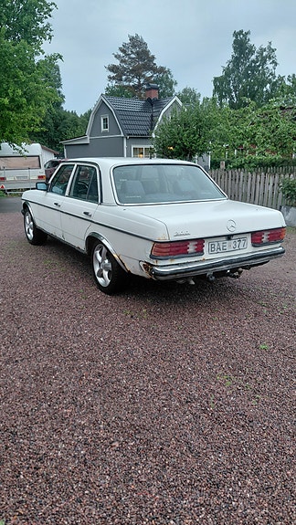 Mercedes-Benz 200 4 of 5