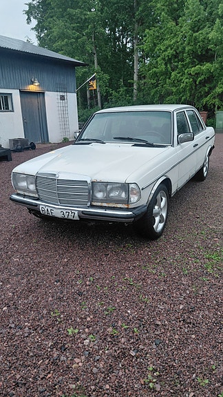 Mercedes-Benz 200 5 of 5