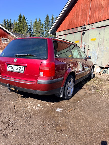 Volkswagen Passat 2 of 5