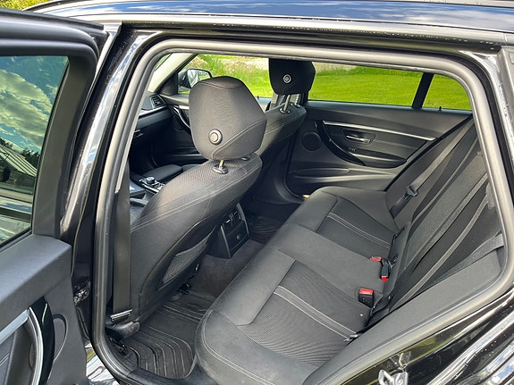BMW 320d 4 of 5
