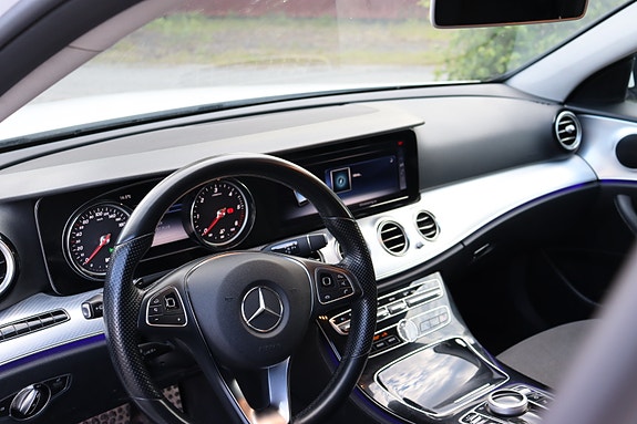 Mercedes-Benz E220 d 2 of 5