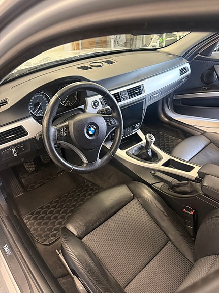 BMW 320i 7 of 11