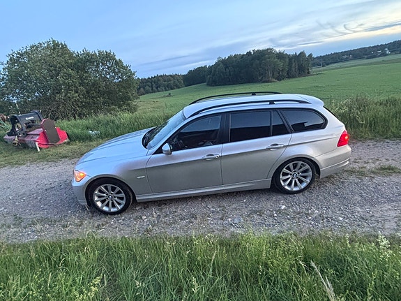 BMW 320i 2 of 11
