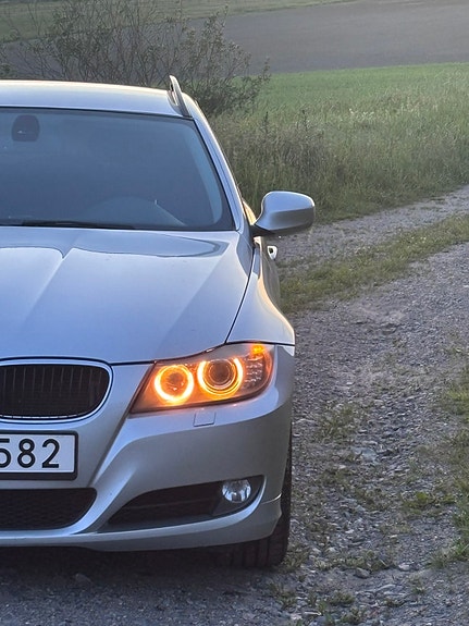 BMW 320i 4 of 11