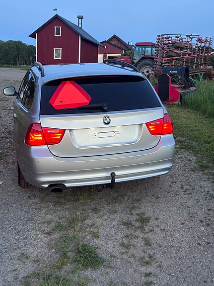 BMW 320i 3 of 11