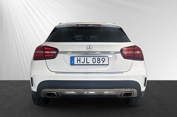 Mercedes-Benz GLA180 d 2 of 5
