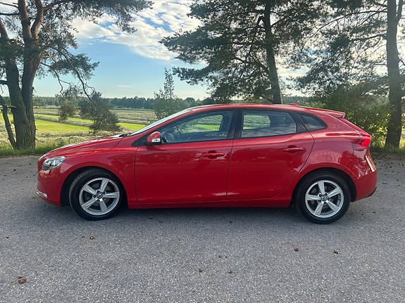 Volvo V40 2 of 8