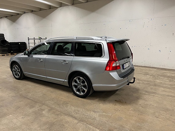 Volvo V70 3 of 5