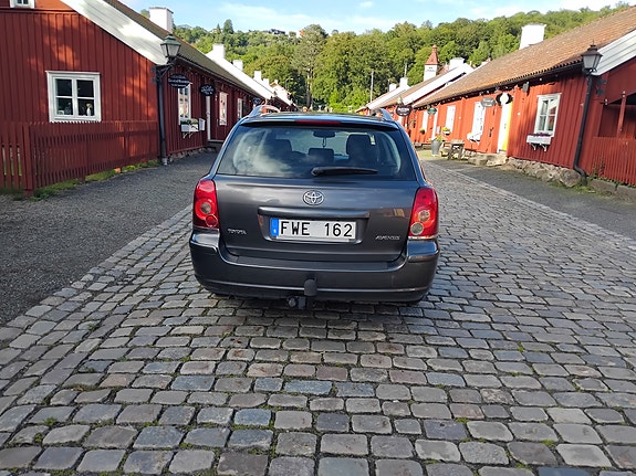 Toyota Avensis 2 of 5