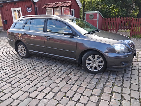 Toyota Avensis 3 of 5