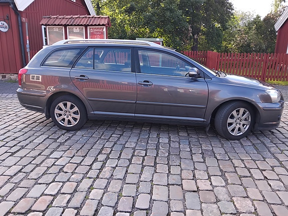 Toyota Avensis 4 of 5