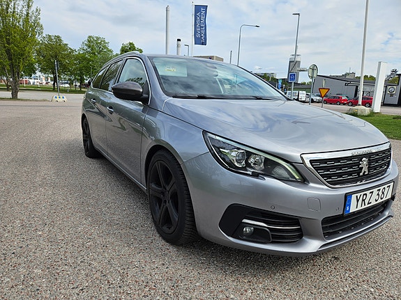 Peugeot 308 SW 2 of 5
