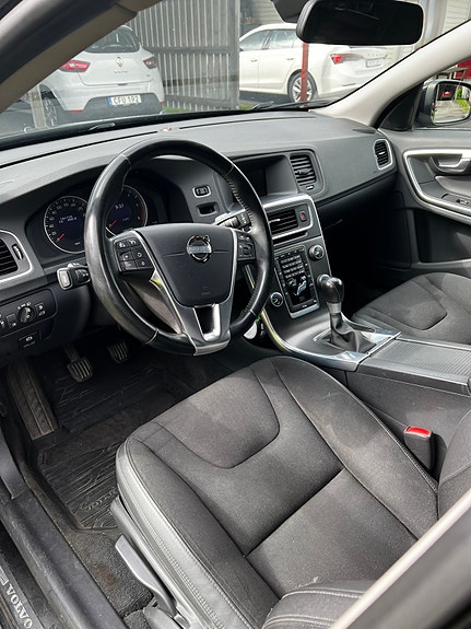 Volvo V60 4 of 5