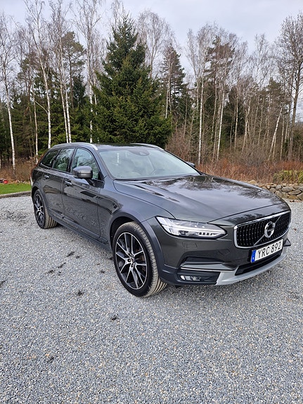 Volvo V90 Cross Country 2 of 5
