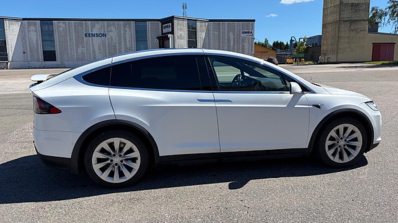 Tesla Model X 2 of 9