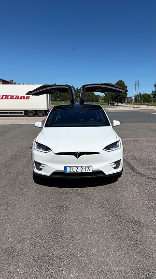Tesla Model X 3 of 9