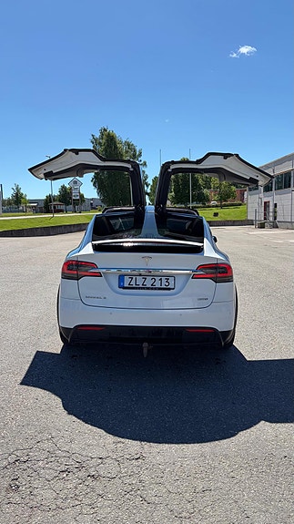 Tesla Model X 4 of 9