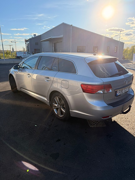 Toyota Avensis 2 of 5