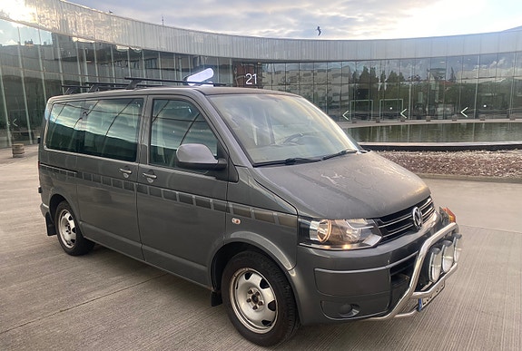 Volkswagen Caravelle 2 of 5