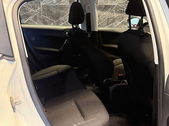 Peugeot 208 15 of 17