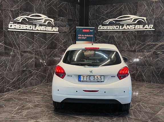 Peugeot 208 2 of 5