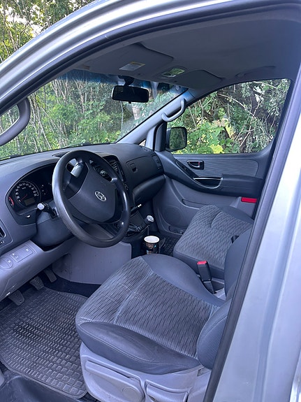 Hyundai H-1 4 of 5