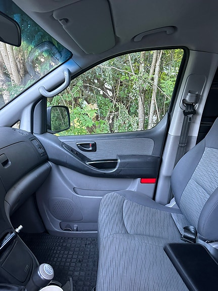 Hyundai H-1 7 of 7