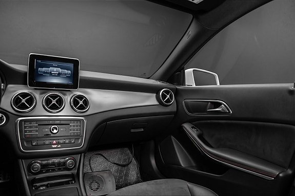 Mercedes-Benz CLA200 14 of 18