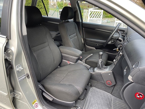 Toyota Avensis 13 of 19